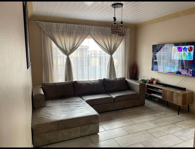 3 BEDROOM FREEHOLD FOR SALE IN ROSSLYN